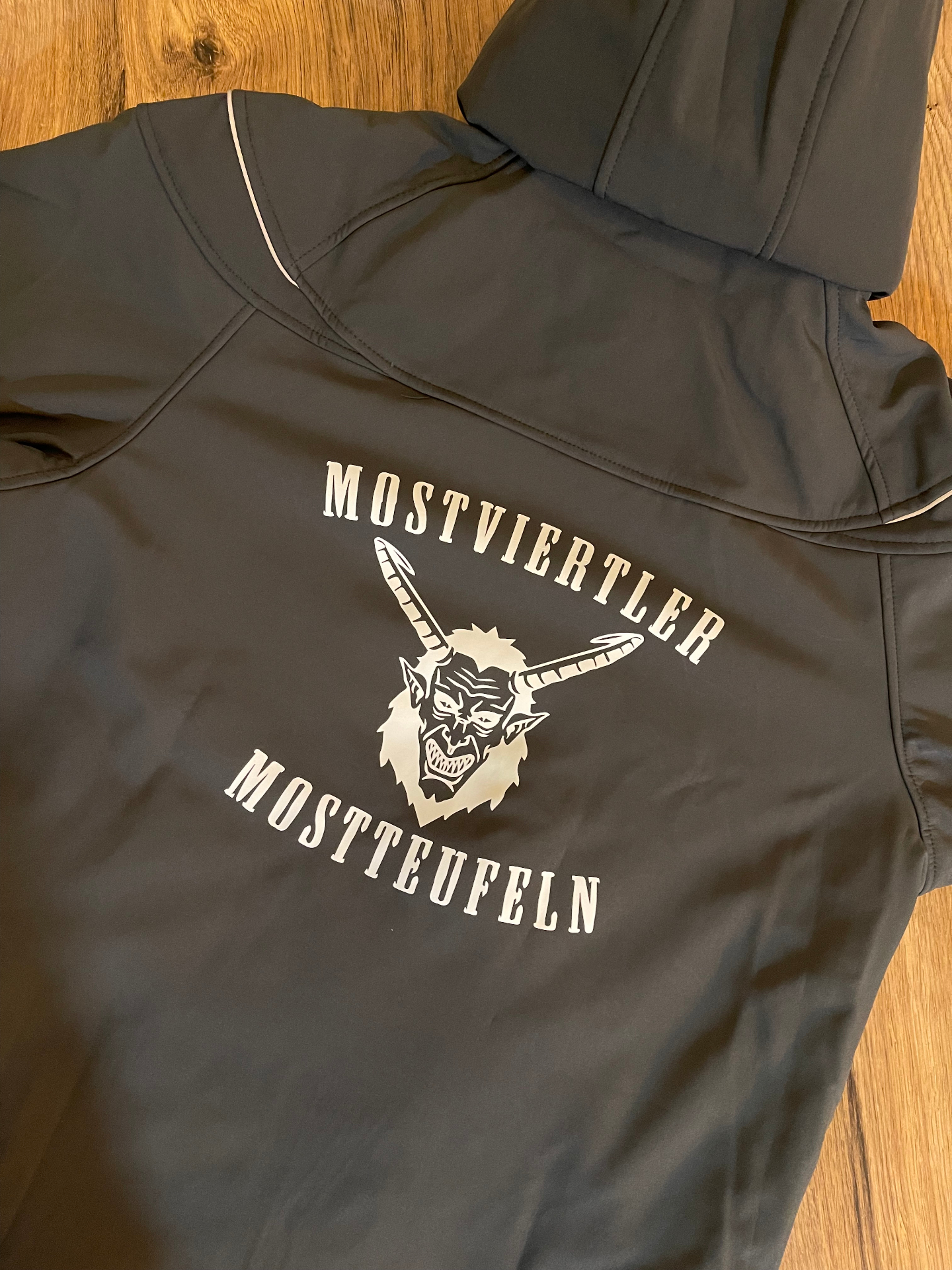 Bedruckte Jacke Mostviertler Mostteufeln – Textildruck Vereinsbekleidung