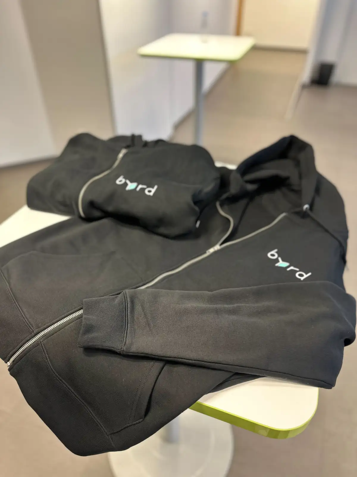 Bestickte Zip-Hoodies byrd – Firmenbekleidung Stickerei Printperfect