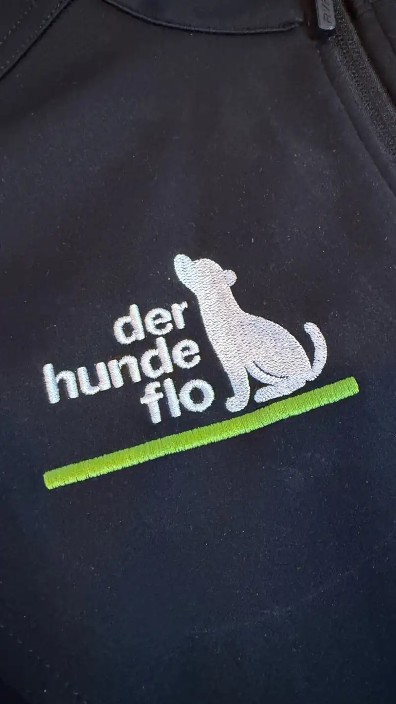 Bestickte Softshelljacke der hundeflo – Stickerei Firmenbekleidung Printperfect